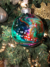 Load image into Gallery viewer, Set of 3 glass Christmas Bulbs Ornaments 3”
